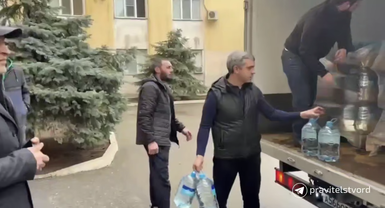 Первую городскую больницу обеспечили бутилированной водой